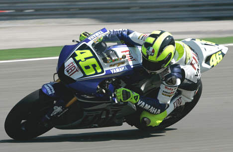 Valentino Rossi er på sin Fiat Yamaha storfavorit til sejren på Donington Park i kraft af sin store erfaring og motorcyklens overlegenhed på kurverig og krævende asfalt.
